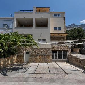 Apartments with parking space Makarska - 21544