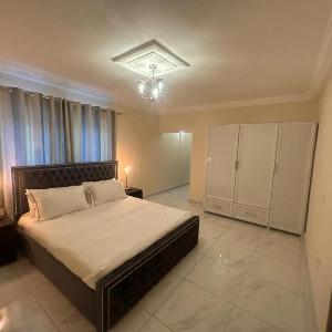 3 Bed Apartment Sleeps 6 - Parking Patio Wifi