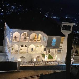 2 Bed Apartment Sleeps 4 - Jacuzzi Parking Wifi