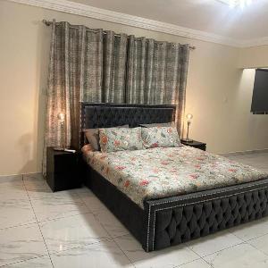 3 Bed Apartment Sleeps 6 - EnSuites Parking Wifi