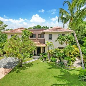 Spacious 4 Bedroom Villa with Pool Touring Cart & Maid