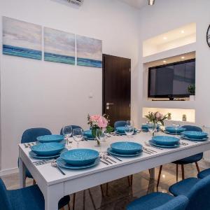 Very central NEW and large AC apartment