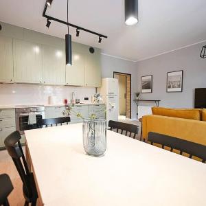 Victus Spacious Apartment Close to the Beach with a Work Space by Noclegi Renters
