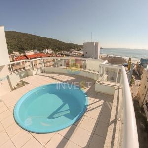 Cobertura com piscina e vista mar