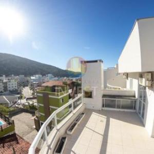 Cobertura com piscina e vista mar