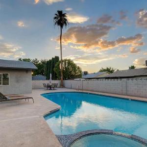 Vegas Hideaway~Pool Bar Many beds~NEAR STRIP