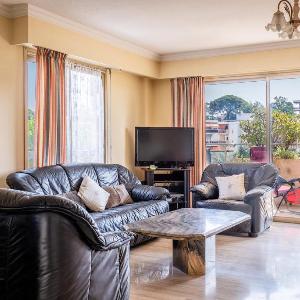 Flat with swimming pool close to the sea