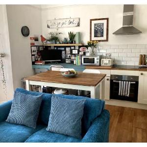 Bright book-filled flat in artsy Stokes Croft