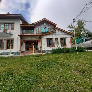 Rose Bowl Guest House/Home stay