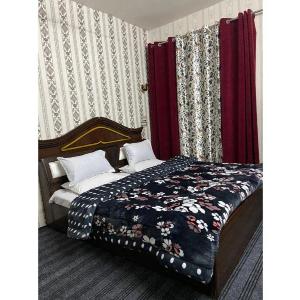 Goroomgo Ameera Srinagar