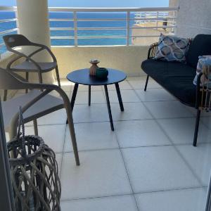 Relaxing modern beachfront apartment - amazing sea view