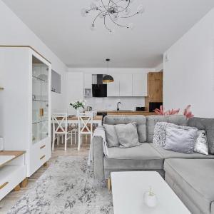 Spacious Apartment suitable for Remote Work with Balcony & Parking by Noclegi Renters