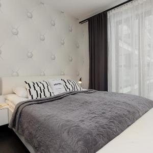 Warsaw City Center Apartment Grzybowska 85 with Parking by Noclegi Renters