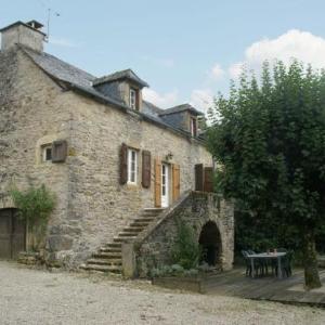 Rustic Holiday Home in Saint-Geniez-d'Olt with a Garden