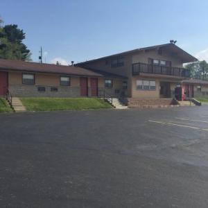 Hotels near Pritchard Laughlin Civic Center - Budget Inn - Cambridge
