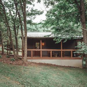 Romantic Cabin King Bed 12-Acre Getaway