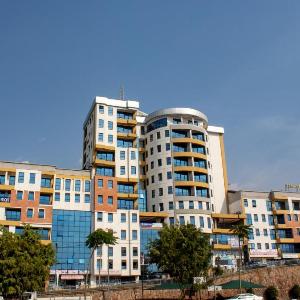 Tropical Plaza Apartments