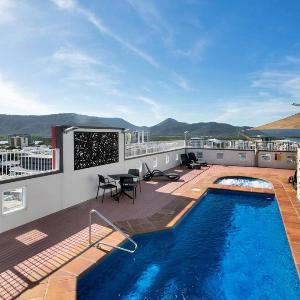 'Central Plaza' Adjacent Apartments with Rooftop Pool
