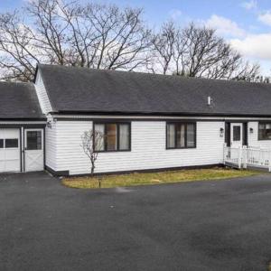 Cayuga bungalow on lake—sleeps 13—outdoor firepit