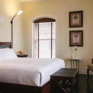 Theatre St-James Montreal Hotels - Le Place d Armes Hotel Suites