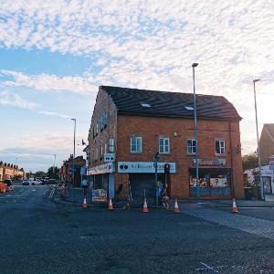Bee Stays - Crossbar Hotel