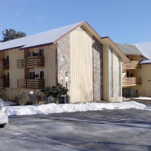 Hotels near International Skating Center of Connecticut - Iron Horse Inn