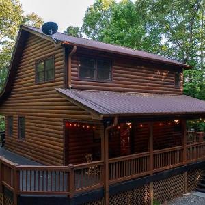 Fun Woodsy Cabin! Hot Tub Game Room Fire Pit!