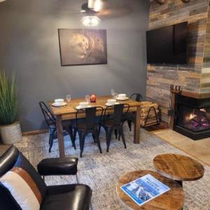 Ski-71 @Snowshoe Condo w/Loft. Slopes across the street!