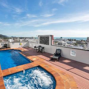 Easy Coastal Living in Cairns with Rooftop Pool