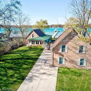 Newer Cottage on the Lake ample space for boats