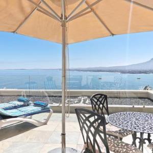 'Bikini Views' Private One Bedroom Suite for 2 with Sunny Veranda