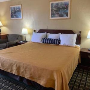 Hotels near North Lake Park Garnett - Economy Inn
