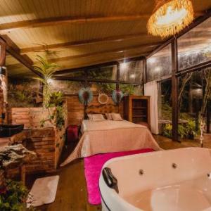 Chalés e Suítes Jardim do Buda com piscina aquecida
