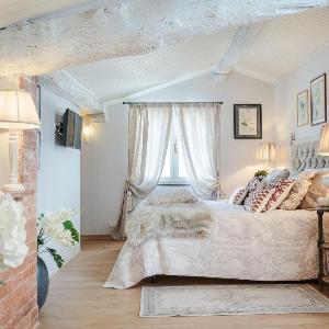 Casa Rosalba spacious Home with Elevator along Via Guinigi inside the Lucca Walls