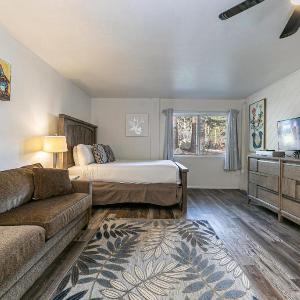 Delightful Studio w/Kitchenette #111 at Donner Lake Village