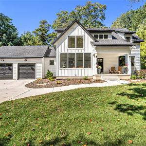 Beach Glass Retreat - Pickleball Lake access 2 minute walk away luxury home