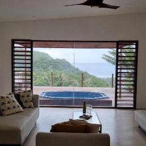 Longview - stunning views sleeps 8