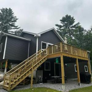 NEW! Modern Getaway - Hot Tub l Fire Pit l Pool table