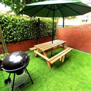 The Brum Home - Garden NETFLIX BBQ 3 TVs Huge Lounge or Quadruple Bedroom plus 2 double bedrooms