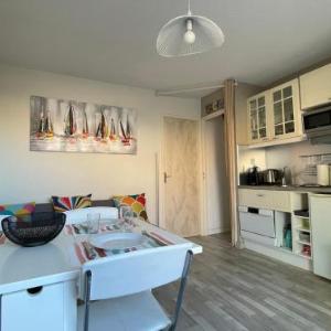 Appartement 2 pièces avec climatisation terrasse et parking près des plages - FR-1-338-546
