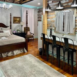 Chipley's Squareview Inn