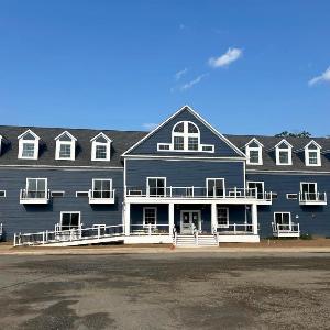 Boardwalk Hotel on Lake Anna by Kasa