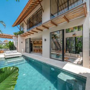 Villa Nalaka - Sophisticated 2BR Steps from Pererenan Beach