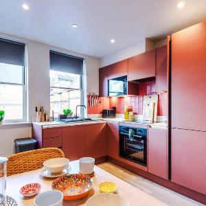 Luxury 2B City Centre Apartment with Private Parking
