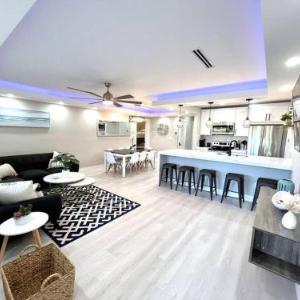 1 Block from the Beach 2BR 2BA Newly Renovated