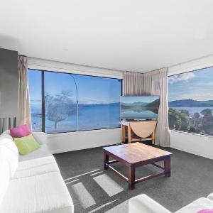 Gather Taupo - Lakefront House - Spa Pool