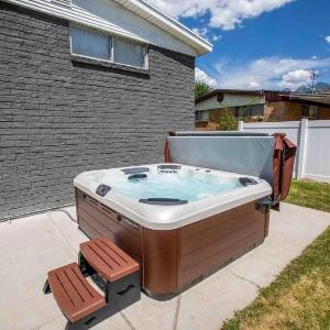 Family Getaway | Hot Tub + Trampoline + Fire Pit + Foosball