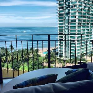 Beachfront Chic Condo - perfect 4Home office!
