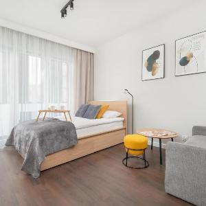 Air-conditioned Studio with Parking and Balcony Zabrska Global Office Park by Noclegi Renters