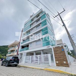 Residencial Cayman - Apartamento espaçoso a apenas 3 minutos da Praia de Palmas com ar-condicionado em todos os cômodos e sacada com vista para a rua.